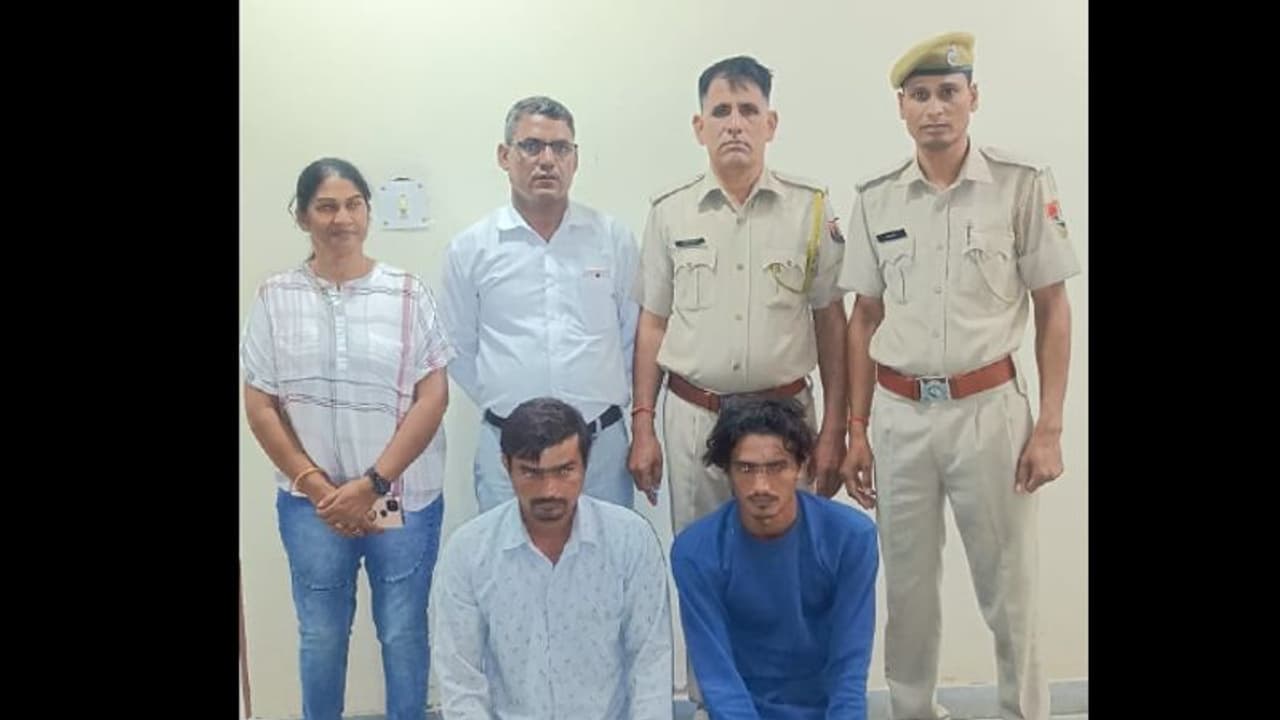 सीकर में सोशल मीडिया पर फ्रेंडशिप करना युवती को पड़ा भारी, घर पहुंच आरोपियों ने की शर्मनाक हरकत सीकर में सोशल मीडिया पर फ्रेंडशिप करना युवती को पड़ा भारी, घर पहुंच आरोपियों ने की शर्मनाक हरकत