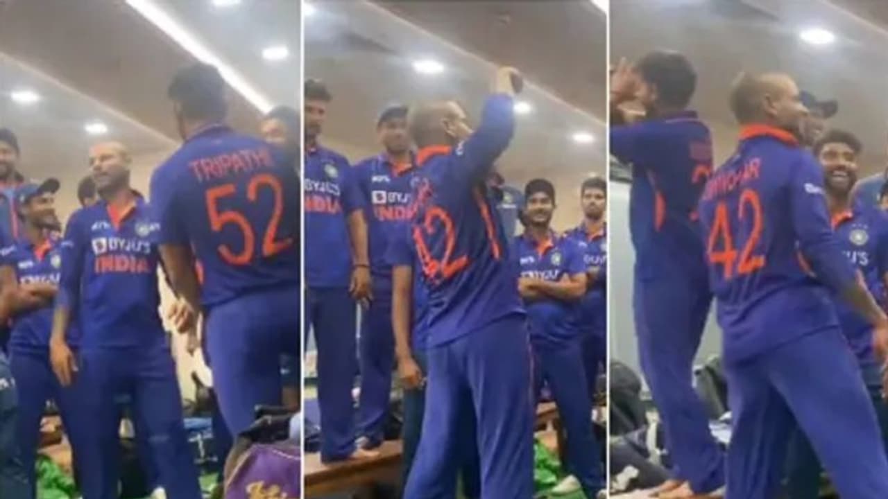 ആഘോഷരാവില് ആടിത്തിമിര്ത്ത് ഇന്ത്യന് താരങ്ങള്; ഡാന്സ് പഠിപ്പിച്ചത് നായകന് ശിഖര് ധവാന് വൈറല് വീഡിയോ ആഘോഷരാവില് ആടിത്തിമിര്ത്ത് ഇന്ത്യന് താരങ്ങള്; ഡാന്സ് പഠിപ്പിച്ചത് നായകന് ശിഖര് ധവാന് വൈറല് വീഡിയോ