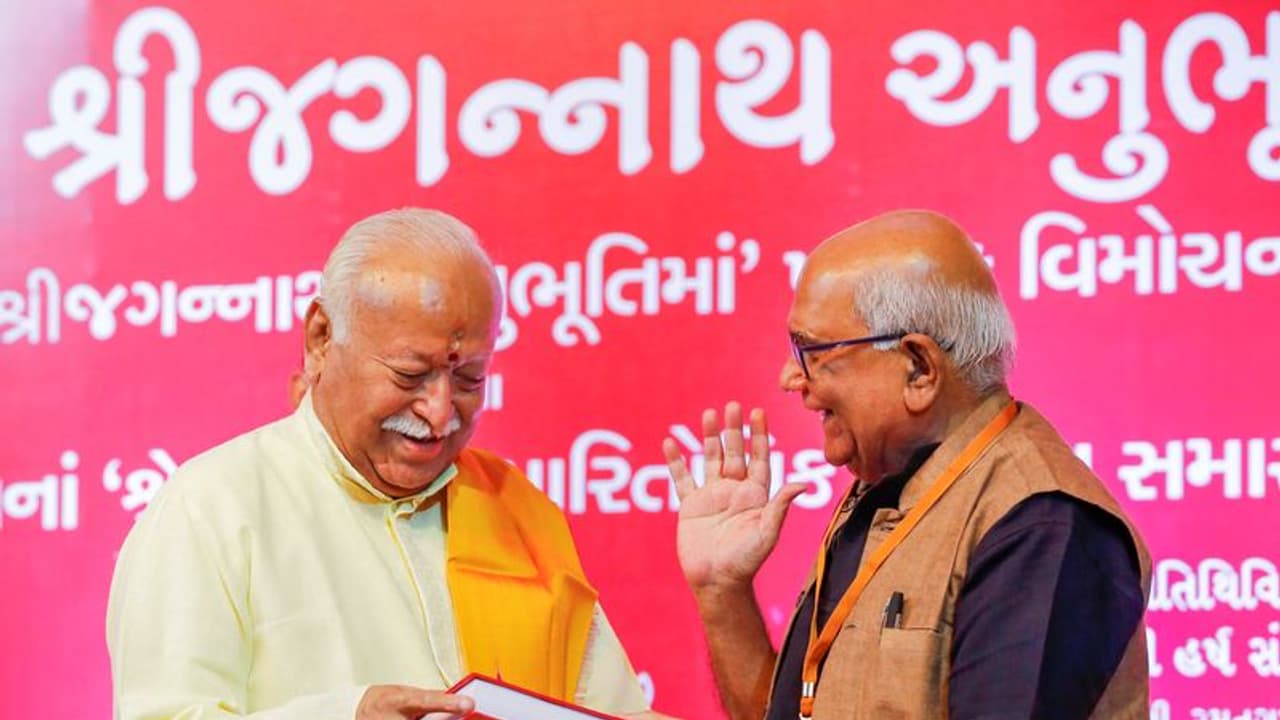 कौन हैं मोहन भागवत को 'राष्ट्रपिता' बताने वाले इमाम चीफ, धमकियां मिलीं तो केंद्र सरकार ने दी Y+ सिक्योरिटी कौन हैं मोहन भागवत को 'राष्ट्रपिता' बताने वाले इमाम चीफ, धमकियां मिलीं तो केंद्र सरकार ने दी Y+ सिक्योरिटी