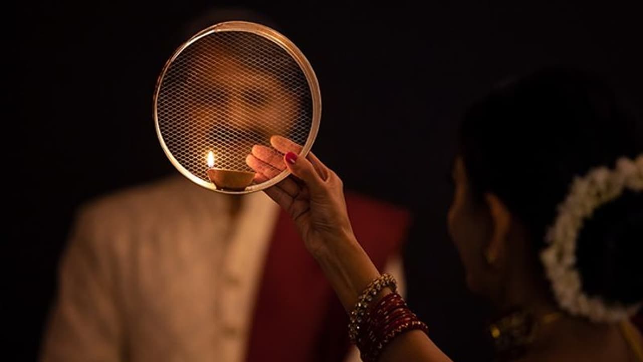 করওয়া চৌথের দিন পালন করুন এই চার টোটকা, জ্যোতিষ উপায় গাঢ় হবে দাম্পত্য প্রেম করওয়া চৌথের দিন পালন করুন এই চার টোটকা, জ্যোতিষ উপায় গাঢ় হবে দাম্পত্য প্রেম