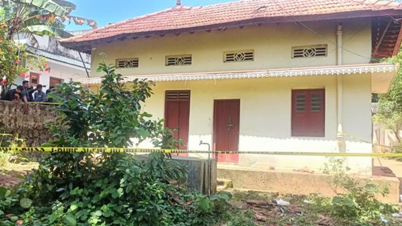 'ഒന്ന് കണ്ടിട്ട് പോകാന്ന് വെച്ച്'; ഇലന്തൂർ ഇരട്ട നരബലി, ഭഗവത് സിംഗിന്റെ വീട് കാണാന് സന്ദർശകരുടെ തിരക്ക് 'ഒന്ന് കണ്ടിട്ട് പോകാന്ന് വെച്ച്'; ഇലന്തൂർ ഇരട്ട നരബലി, ഭഗവത് സിംഗിന്റെ വീട് കാണാന് സന്ദർശകരുടെ തിരക്ക്