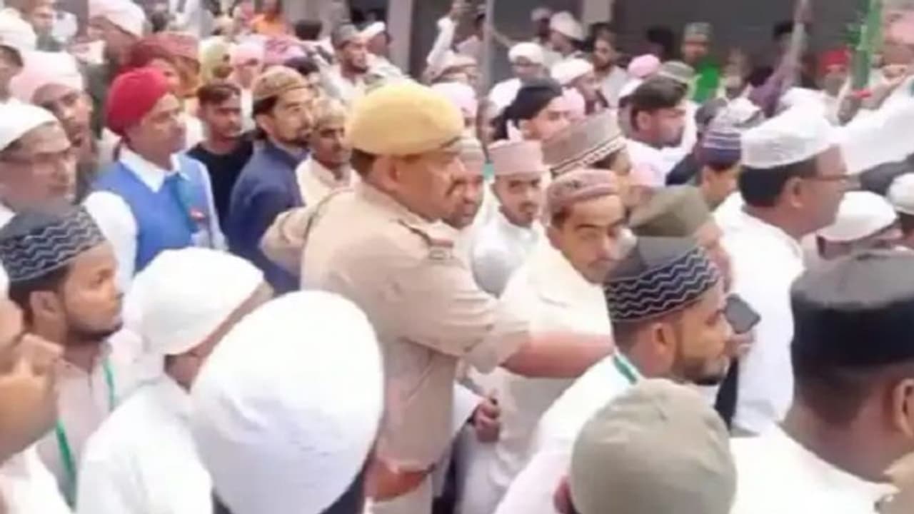 मिर्जापुर: बारावफात के जुलूस में पुलिस के सामने लगाए 'सिर धड़ से जुदा' के नारे, मामले पर लिया गया कड़ा एक्शन मिर्जापुर: बारावफात के जुलूस में पुलिस के सामने लगाए 'सिर धड़ से जुदा' के नारे, मामले पर लिया गया कड़ा एक्शन