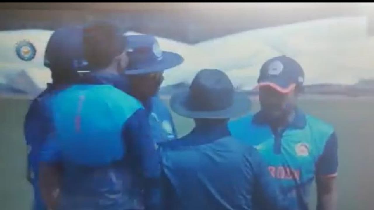 വാക് പോരിനൊടുവില് കൈയാങ്കളിക്ക് അടുത്തെത്തി റായുഡുവും ജാക്സണും, പിടിച്ചുമാറ്റി ക്രുനാല് പാണ്ഡ്യ വീഡിയോ വാക് പോരിനൊടുവില് കൈയാങ്കളിക്ക് അടുത്തെത്തി റായുഡുവും ജാക്സണും, പിടിച്ചുമാറ്റി ക്രുനാല് പാണ്ഡ്യ വീഡിയോ