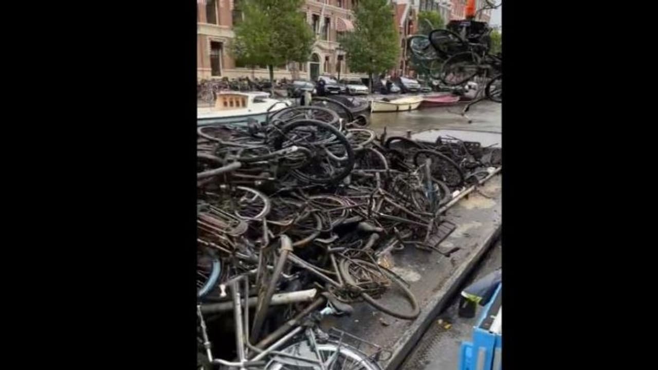 बीच शहर में नहर की हो रही थी सफाई, अंदर से निकली ऐसी चीजें.. सिर पकड़ लेंगे आप 