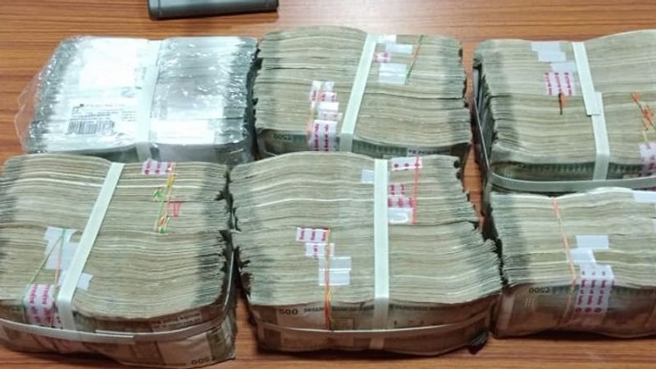 ಪೊಲೀಸ್‌ ಅಧಿಕಾರಿ ಖಾತೆಗೆ ಬಂತು 10 ಕೋಟಿ!; ಹಣ ತೆಗೆಯೋದ್ರೊಳಗೆ ಅಕೌಂಟ್‌ ಫ್ರೀಜ್‌ ಮಾಡಿದ ಬ್ಯಾಂಕ್‌