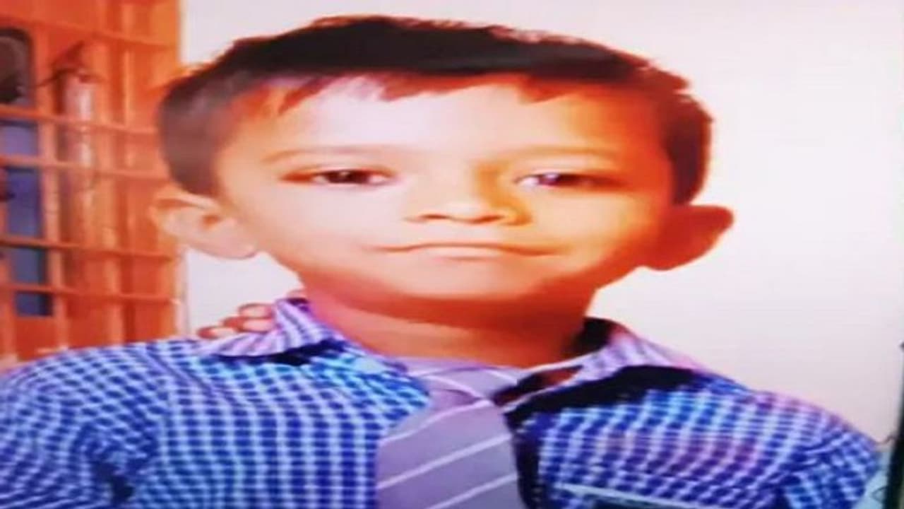 कानपुर: डॉक्टर को दिखाने गए दंपति ने खो दिया सात साल का बेटा, घर वापस आने पर इस हालत में मिला बच्चे का शव कानपुर: डॉक्टर को दिखाने गए दंपति ने खो दिया सात साल का बेटा, घर वापस आने पर इस हालत में मिला बच्चे का शव