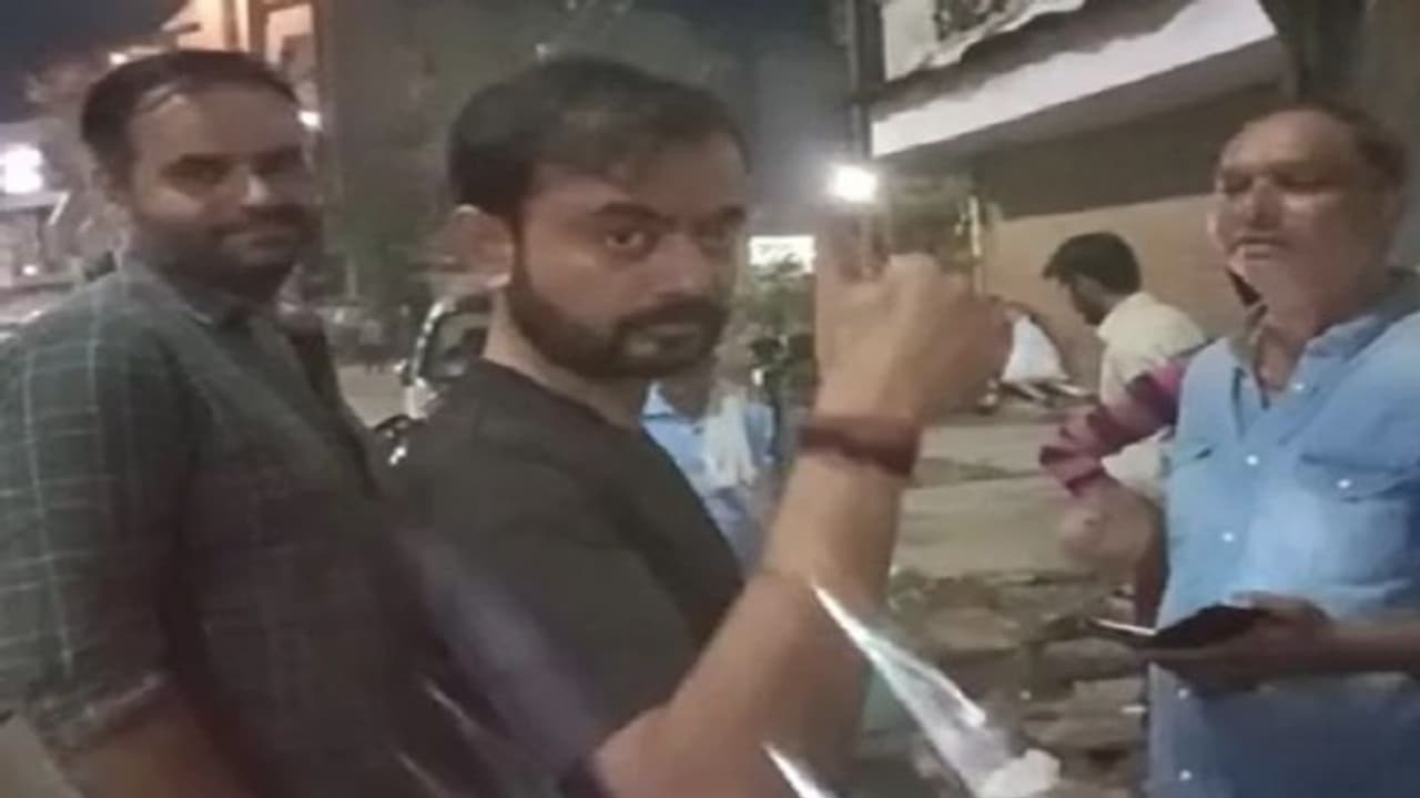 बरेली: मंत्री के भतीजे ने शराब के नशे में रेस्टोरेंट में की तोड़फोड़, घटना का वीडियो हुआ वायरल बरेली: मंत्री के भतीजे ने शराब के नशे में रेस्टोरेंट में की तोड़फोड़, घटना का वीडियो हुआ वायरल