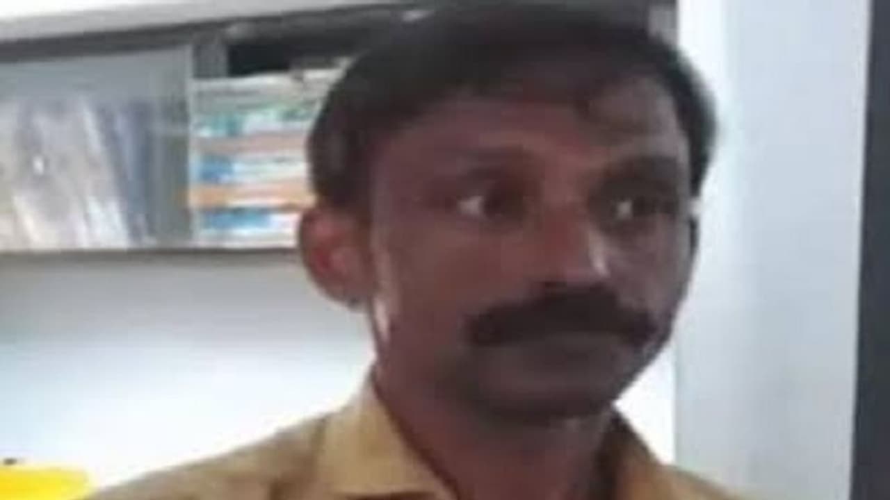 Kerala Human Sacrifice: दूसरों को दर्द देकर खुश होता है शफी, वृद्ध महिला को बनाया था शिकार Kerala Human Sacrifice: दूसरों को दर्द देकर खुश होता है शफी, वृद्ध महिला को बनाया था शिकार