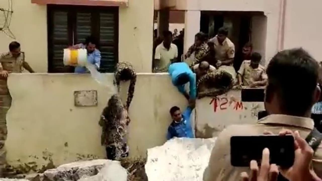 नाली पर बनाया था घर, प्रशासन बुलडोजर लेकर पहुंचा तभी.. कमजोर दिल वाले ना देखें ये वीडियो नाली पर बनाया था घर, प्रशासन बुलडोजर लेकर पहुंचा तभी.. कमजोर दिल वाले ना देखें ये वीडियो