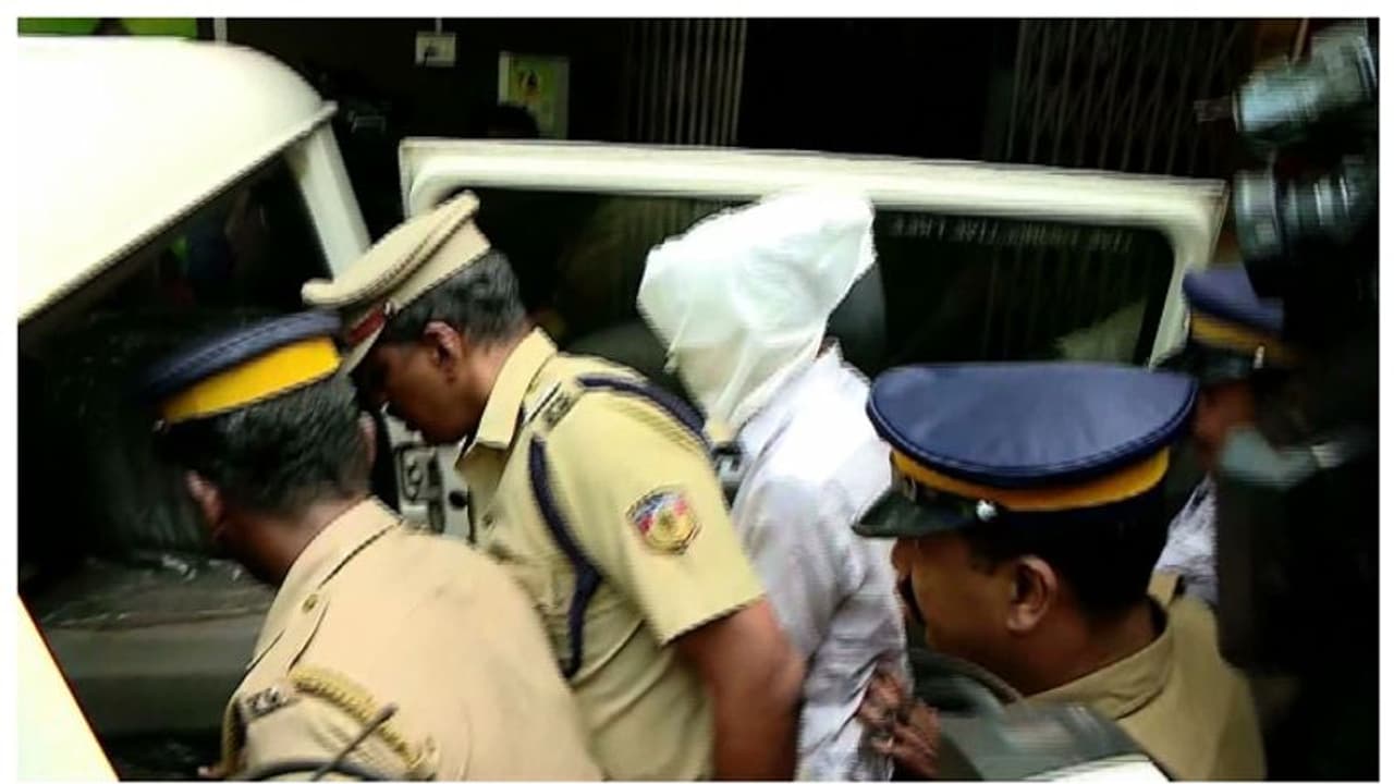 പതിവ് വയർലെസ് മീറ്റിങ്ങിനിടെ കേട്ട തിരോധാന കേസ്, പിന്നാലെ പോയി ചുരുളഴിച്ചു, ശ്രദ്ധ നേടി കൊച്ചി പൊലീസ് പതിവ് വയർലെസ് മീറ്റിങ്ങിനിടെ കേട്ട തിരോധാന കേസ്, പിന്നാലെ പോയി ചുരുളഴിച്ചു, ശ്രദ്ധ നേടി കൊച്ചി പൊലീസ്