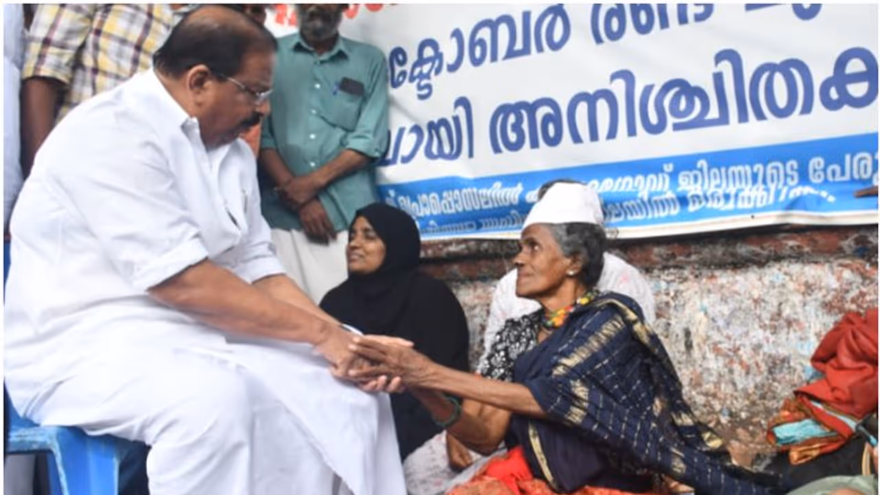 'ഇരയെ കൊലപ്പെടുത്തി അമ്മ ആത്മഹത്യ ചെയ്തിട്ടും കണ്ണ് തുറക്കാത്തവർ'; സമരപന്തലിൽ ദയാബായിയുടെ കൈ പിടിച്ച് സുധാകരൻ