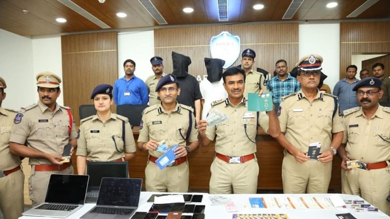 హైదరాబాద్ లో రూ.900 కోట్ల ఇన్వెస్ట్ మెంట్ ఫ్రాడ్.. చైనా పౌరులు సహా 10 మంది అరెస్టు హైదరాబాద్ లో రూ.900 కోట్ల ఇన్వెస్ట్ మెంట్ ఫ్రాడ్.. చైనా పౌరులు సహా 10 మంది అరెస్టు