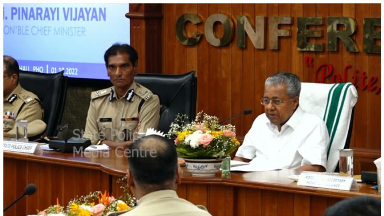 സ്ത്രീകളും കുട്ടികളും നൽകുന്ന പരാതികളിൽ അന്വേഷണം വൈകരുത് ,സ്റ്റേഷനുകളിൽ സിസിടിവി പ്രവർത്തിക്കണം മുഖ്യമന്ത്രി സ്ത്രീകളും കുട്ടികളും നൽകുന്ന പരാതികളിൽ അന്വേഷണം വൈകരുത് ,സ്റ്റേഷനുകളിൽ സിസിടിവി പ്രവർത്തിക്കണം മുഖ്യമന്ത്രി