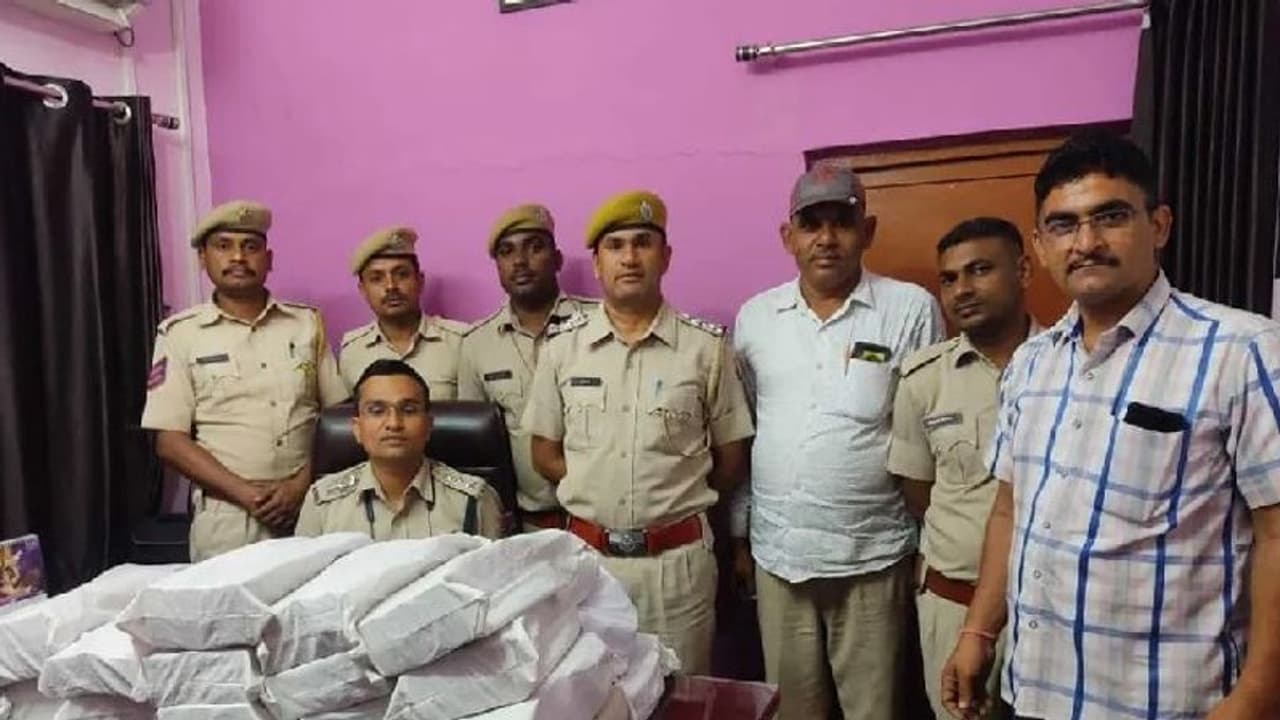 गुजरात चुनाव से पहले राजस्थान में बड़ा खेला: करोड़ों रुपए से भरी कार पकड़ाई, इतना कैश गिनने में लगे घंटों