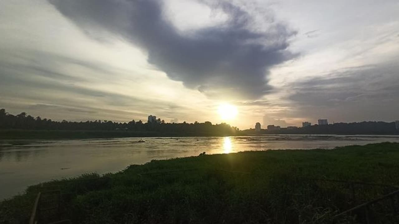 കായലില്‍ ചാടിയ യുവതിയെ നാട്ടുകാര്‍ രക്ഷപ്പെടുത്തി, വീണ്ടും ചാടി