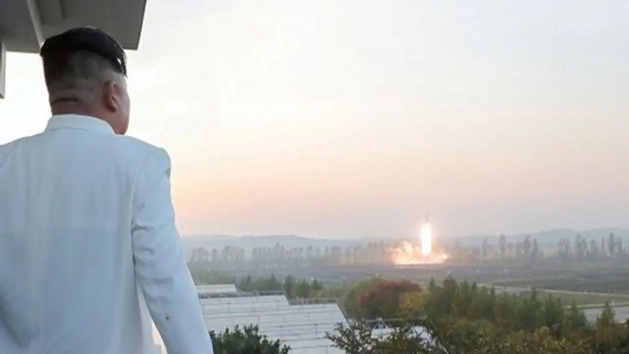 পরমাণু অস্ত্র বহনে ক্ষমতা সম্পন্ন জোড়া মিসাইল পরীক্ষা উত্তর কোরিয়ার, দাঁড়িয়ে দাঁড়িয়ে দেখলেন কিম জং উন পরমাণু অস্ত্র বহনে ক্ষমতা সম্পন্ন জোড়া মিসাইল পরীক্ষা উত্তর কোরিয়ার, দাঁড়িয়ে দাঁড়িয়ে দেখলেন কিম জং উন