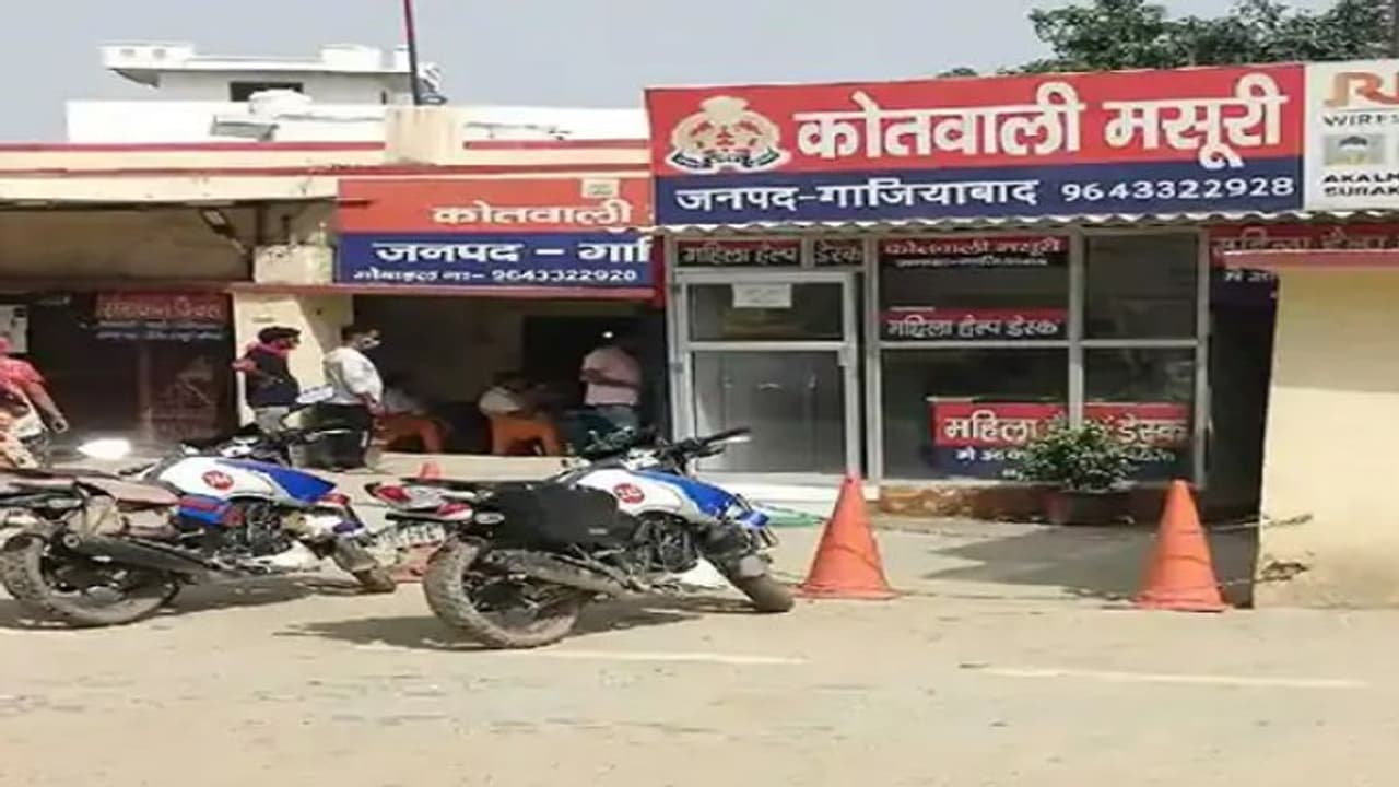 गाजियाबाद: मामूली सी बात पर मासूम बेटी की पिटाई, बीच बचाव में आई पत्नी पर पति ने चाकू से किया ताबड़तोड़ हमला गाजियाबाद: मामूली सी बात पर मासूम बेटी की पिटाई, बीच बचाव में आई पत्नी पर पति ने चाकू से किया ताबड़तोड़ हमला