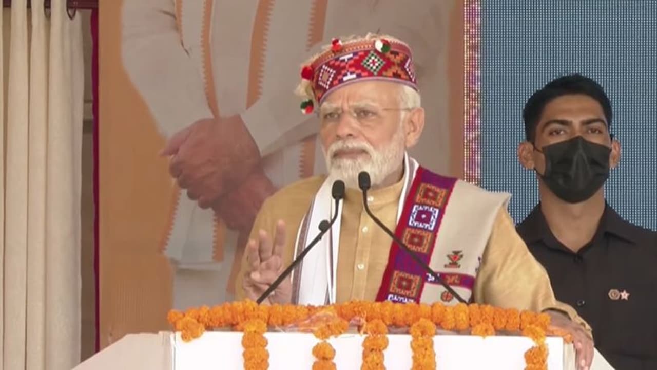 Pm Modi Una: மக்களுக்கு அடிப்படை வசதிகளைக் கூட முன்பு இருந்த அரசு வழங்கவில்லை: பிரதமர் மோடி தாக்கு Pm Modi Una: மக்களுக்கு அடிப்படை வசதிகளைக் கூட முன்பு இருந்த அரசு வழங்கவில்லை: பிரதமர் மோடி தாக்கு