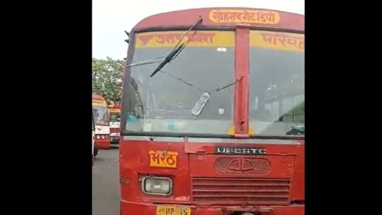 जुगाड़ से चल रही रोडवेज बस का वीडियो वायरल, यात्रियों की जान से खिलवाड़ पर यूजर्स हुए नाराज जुगाड़ से चल रही रोडवेज बस का वीडियो वायरल, यात्रियों की जान से खिलवाड़ पर यूजर्स हुए नाराज