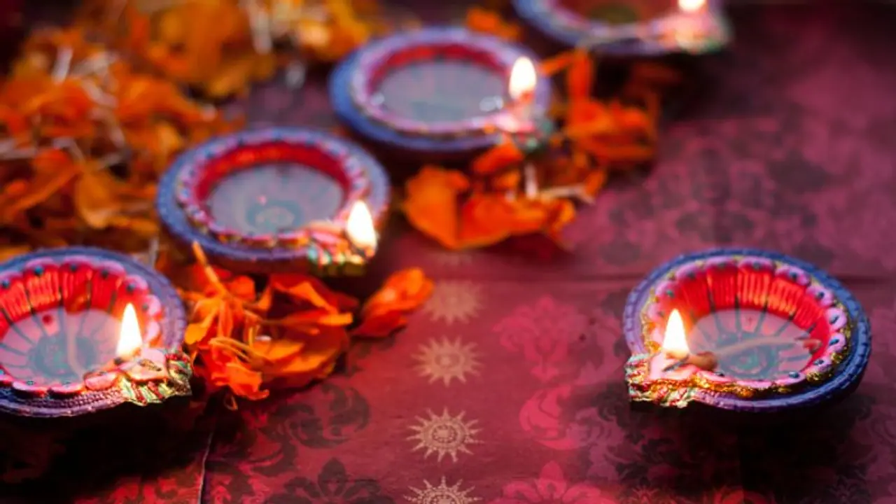 দীপাবলির আগে ঘর পরিষ্কারের সময় এই ৫ জিনিস ভুলেও ফেলবেন না, লক্ষ্মী বাড়ি ছেড়ে চলে যায় দীপাবলির আগে ঘর পরিষ্কারের সময় এই ৫ জিনিস ভুলেও ফেলবেন না, লক্ষ্মী বাড়ি ছেড়ে চলে যায়