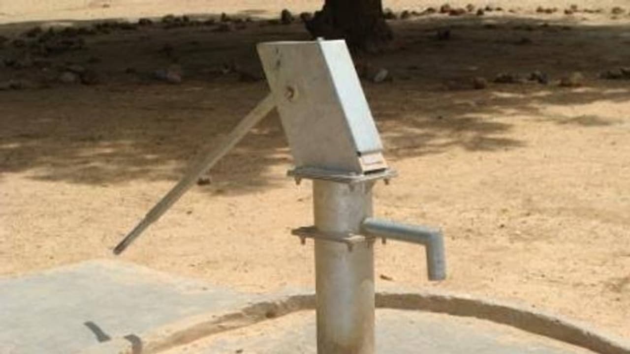 ഗ്രാമത്തിലെത്തി ഹാന്‍റ് പമ്പ് കുലുക്കി നോക്കിയ പൊലീസ് ഞെട്ടി, വെള്ളമല്ല വന്നത്.!