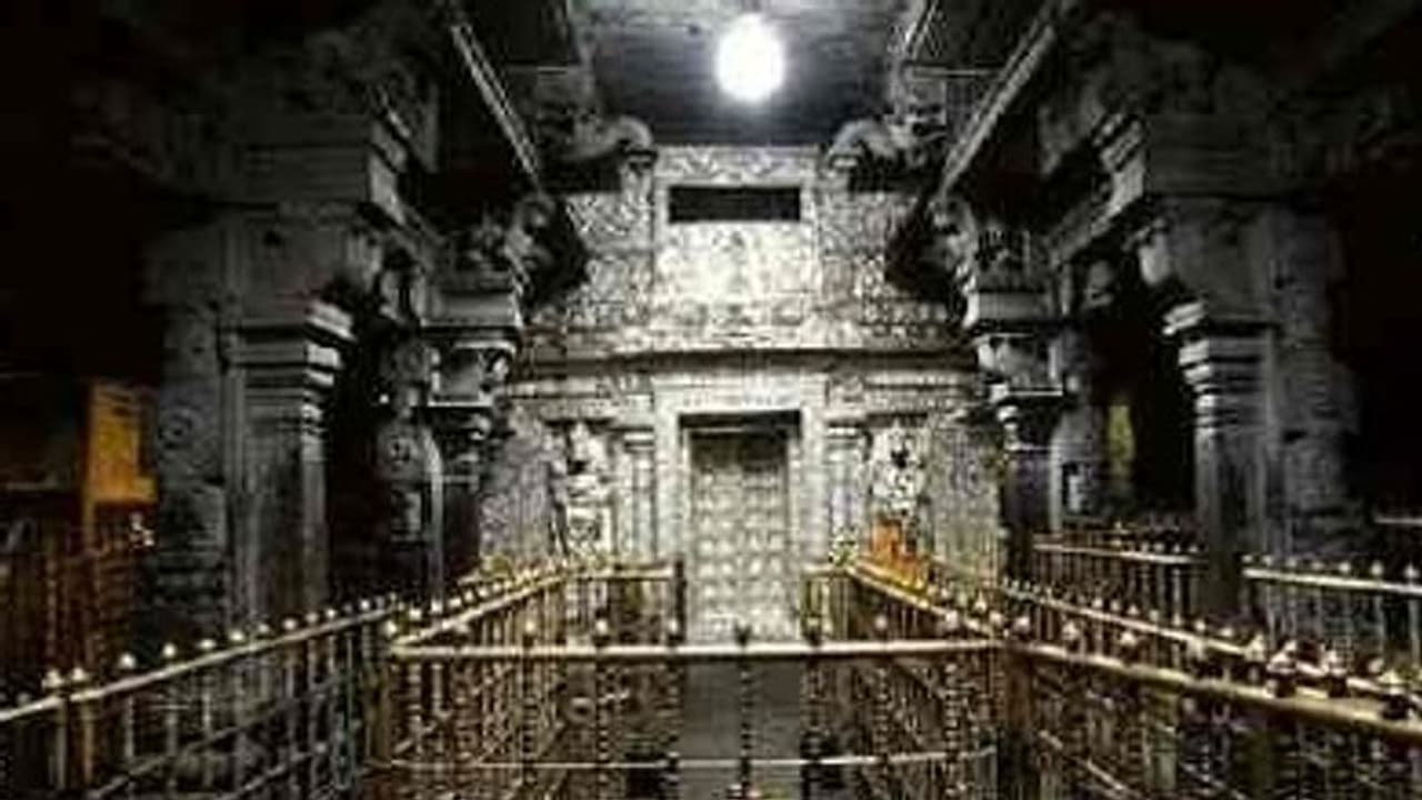 Solar Eclipse 2022: நாட்டிலேயே இந்தக் கோவில் மட்டுமே சூரிய கிரகணத்தின்போது திறந்திருக்கும்; என்ன காரணம்? Solar Eclipse 2022: நாட்டிலேயே இந்தக் கோவில் மட்டுமே சூரிய கிரகணத்தின்போது திறந்திருக்கும்; என்ன காரணம்?