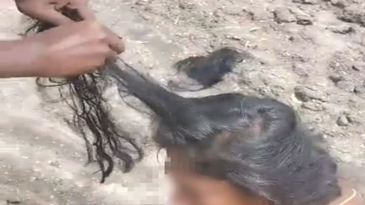 तमिलनाडु में ट्रांसजेंडर महिला के साथ हुई शर्मनाक घटना.. 2 आदमियों की करतूत हुई वायरल तमिलनाडु में ट्रांसजेंडर महिला के साथ हुई शर्मनाक घटना.. 2 आदमियों की करतूत हुई वायरल