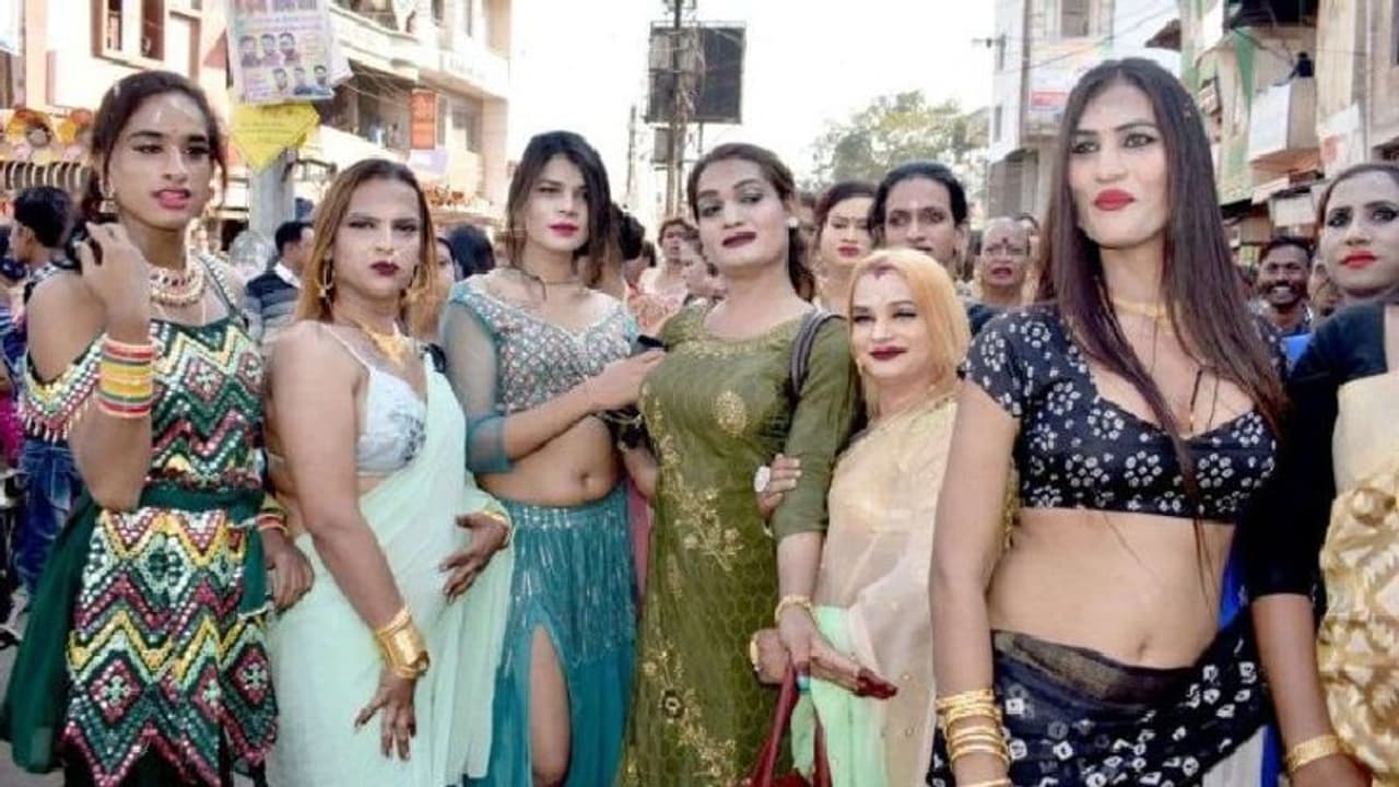 यहां किन्नर भी रखते हैं करवाचौथ व्रत: इनके नाम का मांग में भरते सिंदूर, रात को करते हैं गुप्त विशेष साधना यहां किन्नर भी रखते हैं करवाचौथ व्रत: इनके नाम का मांग में भरते सिंदूर, रात को करते हैं गुप्त विशेष साधना