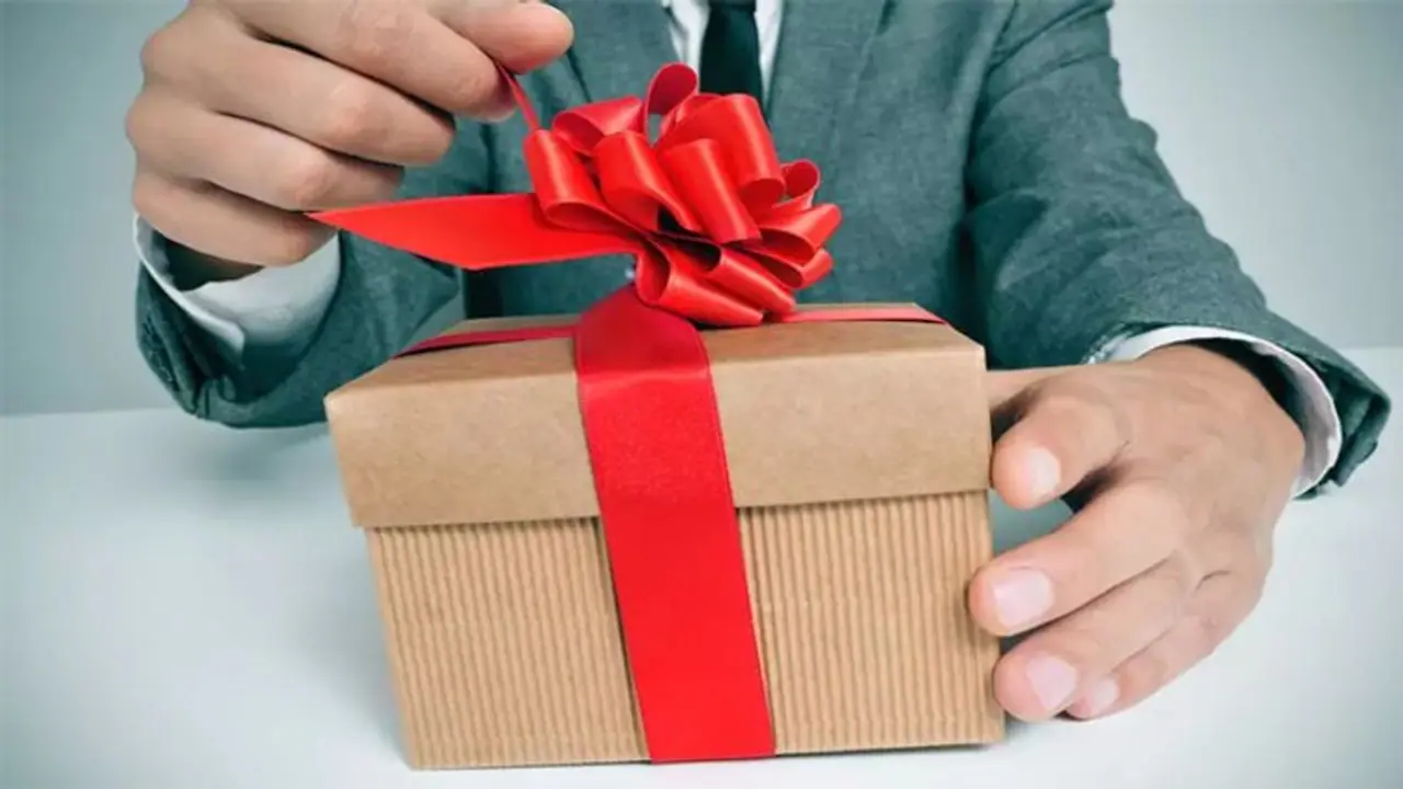 ধনতেরাস বা দীপাবলিতে উপহার হিসেবে এই জিনিসগুলি ভুলেও নয়, এটি ঘরে দারিদ্র্যতা ও গৃহবিবাদ নিয়ে আসে