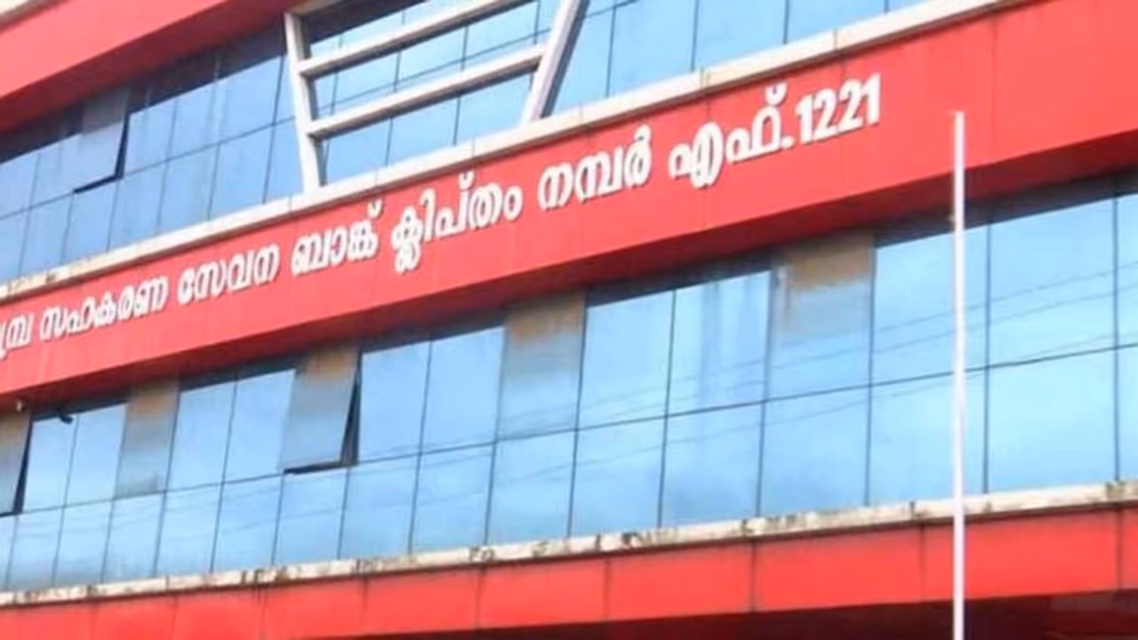 കണ്ണമ്പ്ര ബാങ്ക് ഭൂമിയിടപാട്: സിപിഎം പുറത്താക്കിയ മുൻ നേതാവിന്റെ വീട്ടിൽ വിജിലൻസ് പരിശോധന കണ്ണമ്പ്ര ബാങ്ക് ഭൂമിയിടപാട്: സിപിഎം പുറത്താക്കിയ മുൻ നേതാവിന്റെ വീട്ടിൽ വിജിലൻസ് പരിശോധന