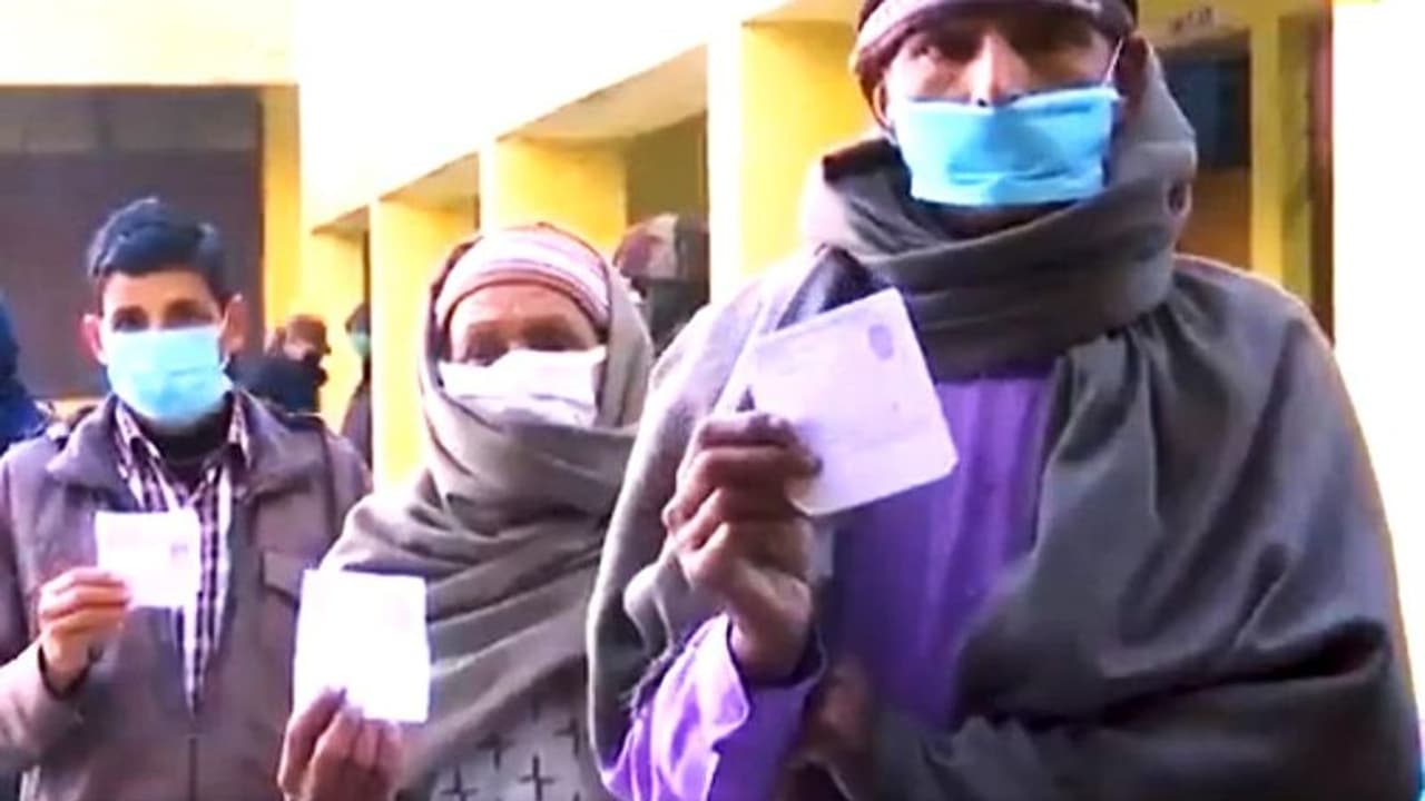 Jammu Kashmir Elections: जम्मू प्रशासन ने नए मतदाताओं का पंजीकरण आदेश लिया वापस, गरमाई राजनीति Jammu Kashmir Elections: जम्मू प्रशासन ने नए मतदाताओं का पंजीकरण आदेश लिया वापस, गरमाई राजनीति
