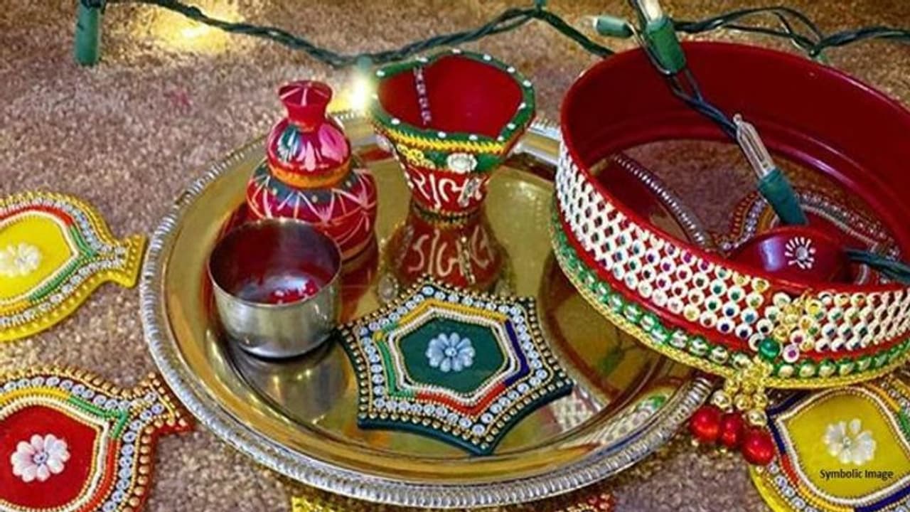 करवा चौथ की सजावटी थालियां चोरी कर बेचने का सपना बुन रहा था परचून दुकानदार, तभी हुआ वो कांड जो सोचा नहीं होगा करवा चौथ की सजावटी थालियां चोरी कर बेचने का सपना बुन रहा था परचून दुकानदार, तभी हुआ वो कांड जो सोचा नहीं होगा