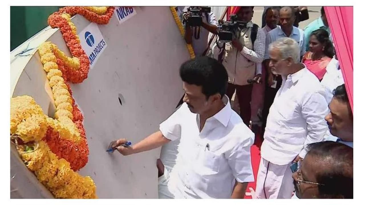 சென்னை மெட்ரோ இரண்டாம் கட்ட பணிகளை முதலமைச்சர் இன்று தொடங்கி வைத்தார்.. சென்னை மெட்ரோ இரண்டாம் கட்ட பணிகளை முதலமைச்சர் இன்று தொடங்கி வைத்தார்..