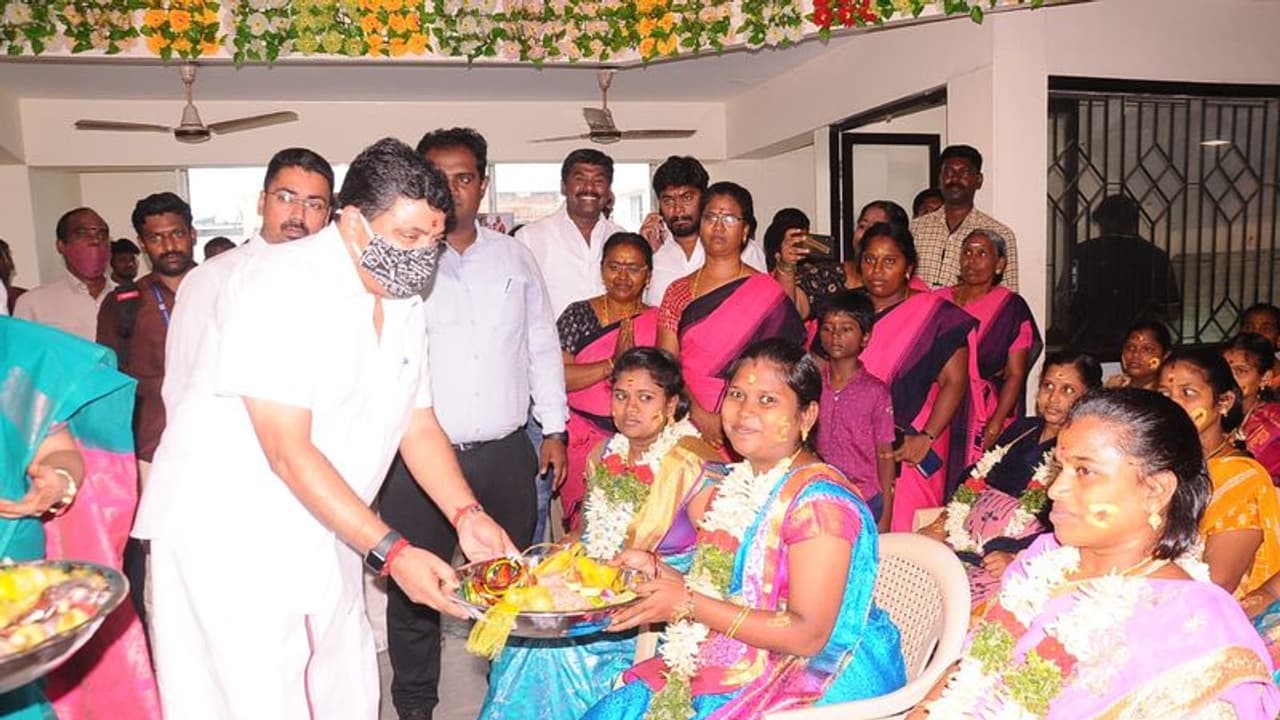 கர்ப்பிணி பெண்களுக்கு வளைகாப்பு நடத்தி வைத்த பிடிஆர்.. மனமகிழ்ச்சியோடு இருக்க வேண்டும் என வாழ்த்தினார். 