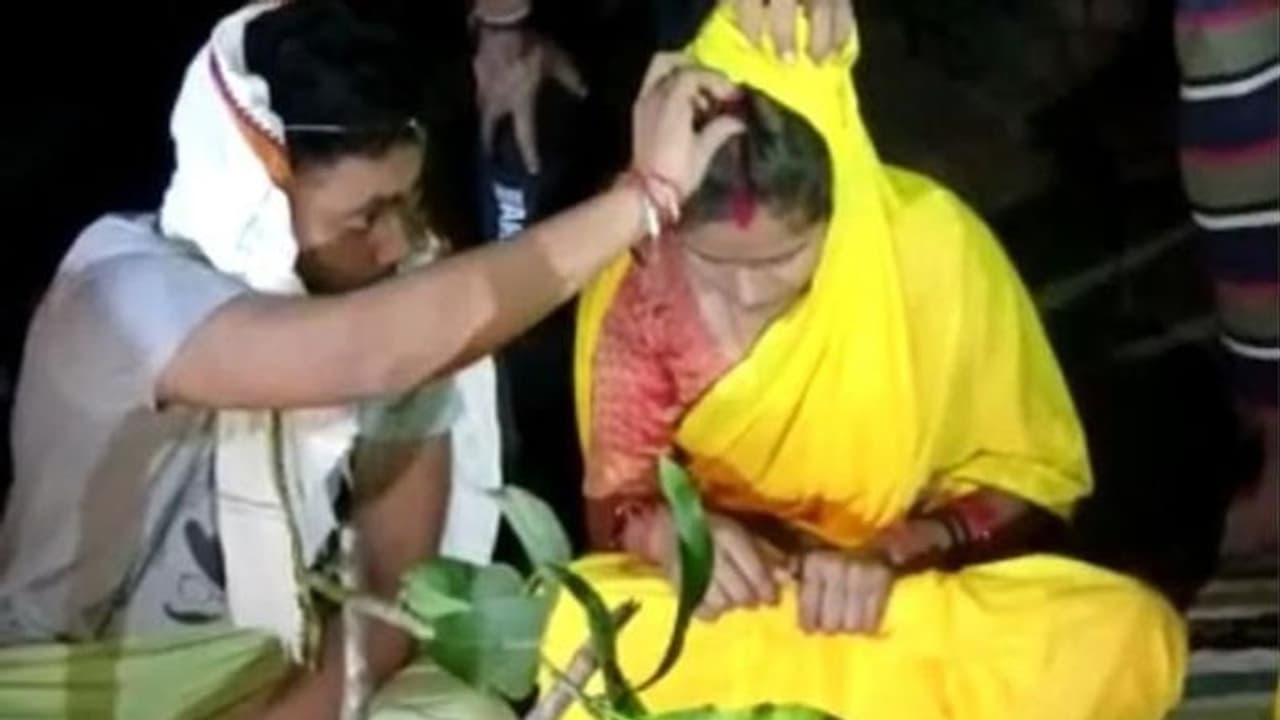 पहली मुलाकात में प्रेमिका बन गई पत्नी, बहन के घर रातों रात हुआ खेल, पूरा माजरा जान हैरान रह जाएंगे पहली मुलाकात में प्रेमिका बन गई पत्नी, बहन के घर रातों रात हुआ खेल, पूरा माजरा जान हैरान रह जाएंगे