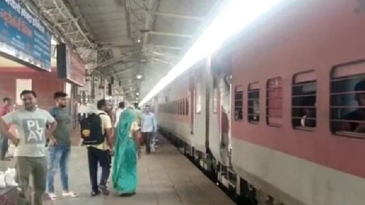 ट्रेन में 3 साल के बच्चे को छोड़कर चली गई मां, बर्थ पर रख गई रुला देने वाली चिट्ठी ट्रेन में 3 साल के बच्चे को छोड़कर चली गई मां, बर्थ पर रख गई रुला देने वाली चिट्ठी