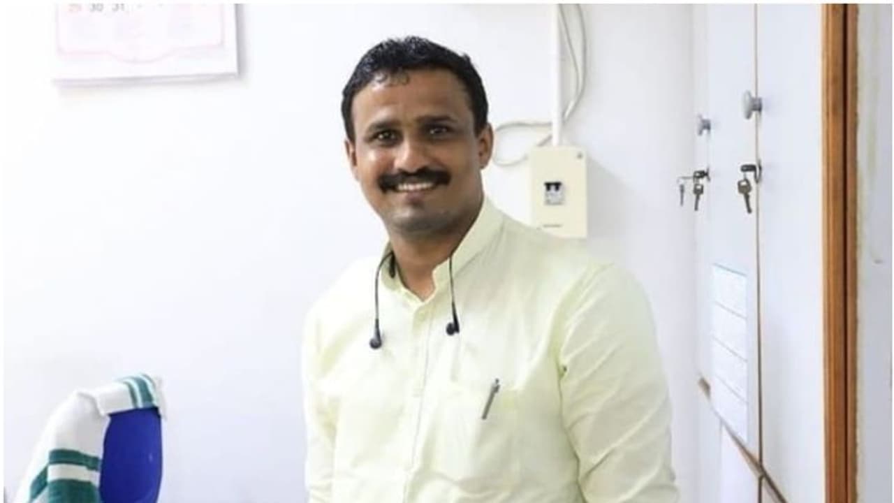 വാട്സാപ്പില് അശ്ലീല സന്ദേശമയച്ചു; പരാതി നല്കിതോടെ അധ്യാപകന് കിണറ്റില് ചാടി ആത്മഹത്യയ്ക്ക് ശ്രമിച്ചു വാട്സാപ്പില് അശ്ലീല സന്ദേശമയച്ചു; പരാതി നല്കിതോടെ അധ്യാപകന് കിണറ്റില് ചാടി ആത്മഹത്യയ്ക്ക് ശ്രമിച്ചു