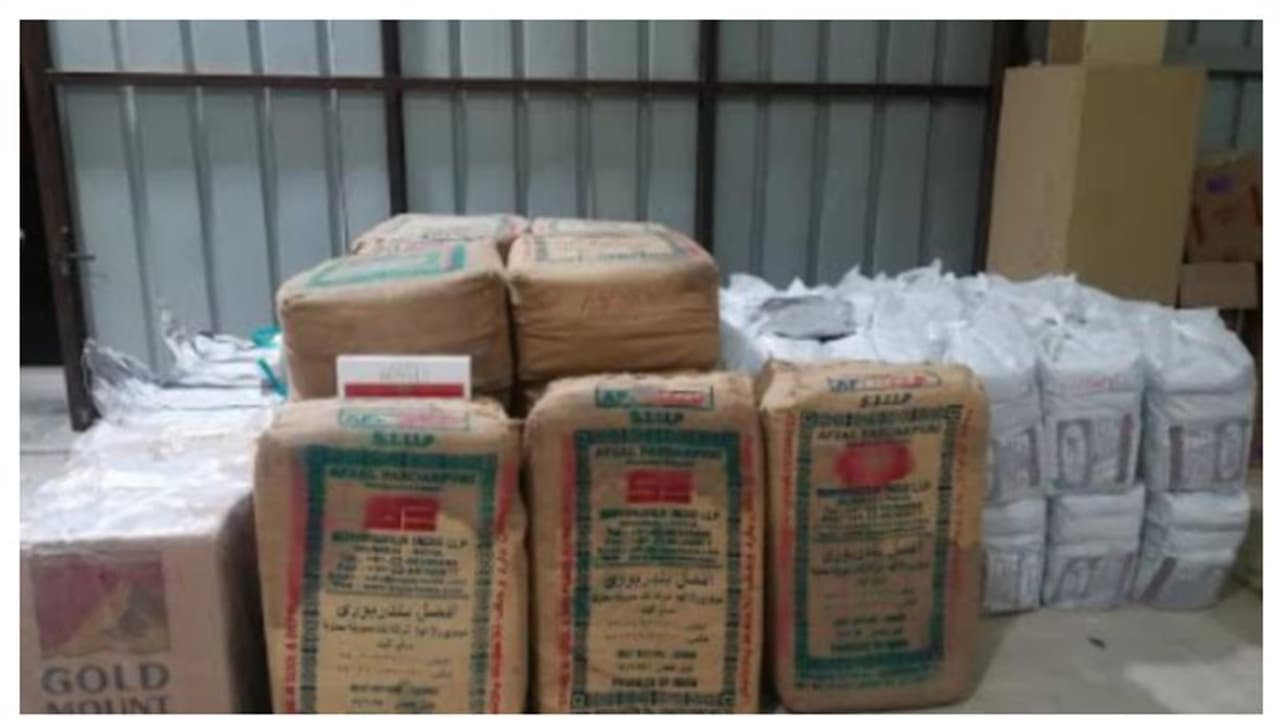 പ്രവാസികളുടെ താമസസ്ഥലത്ത് നിന്ന് നിരോധിത സിഗരറ്റും പുകയില ഉല്പ്പന്നങ്ങളും പിടികൂടി പ്രവാസികളുടെ താമസസ്ഥലത്ത് നിന്ന് നിരോധിത സിഗരറ്റും പുകയില ഉല്പ്പന്നങ്ങളും പിടികൂടി