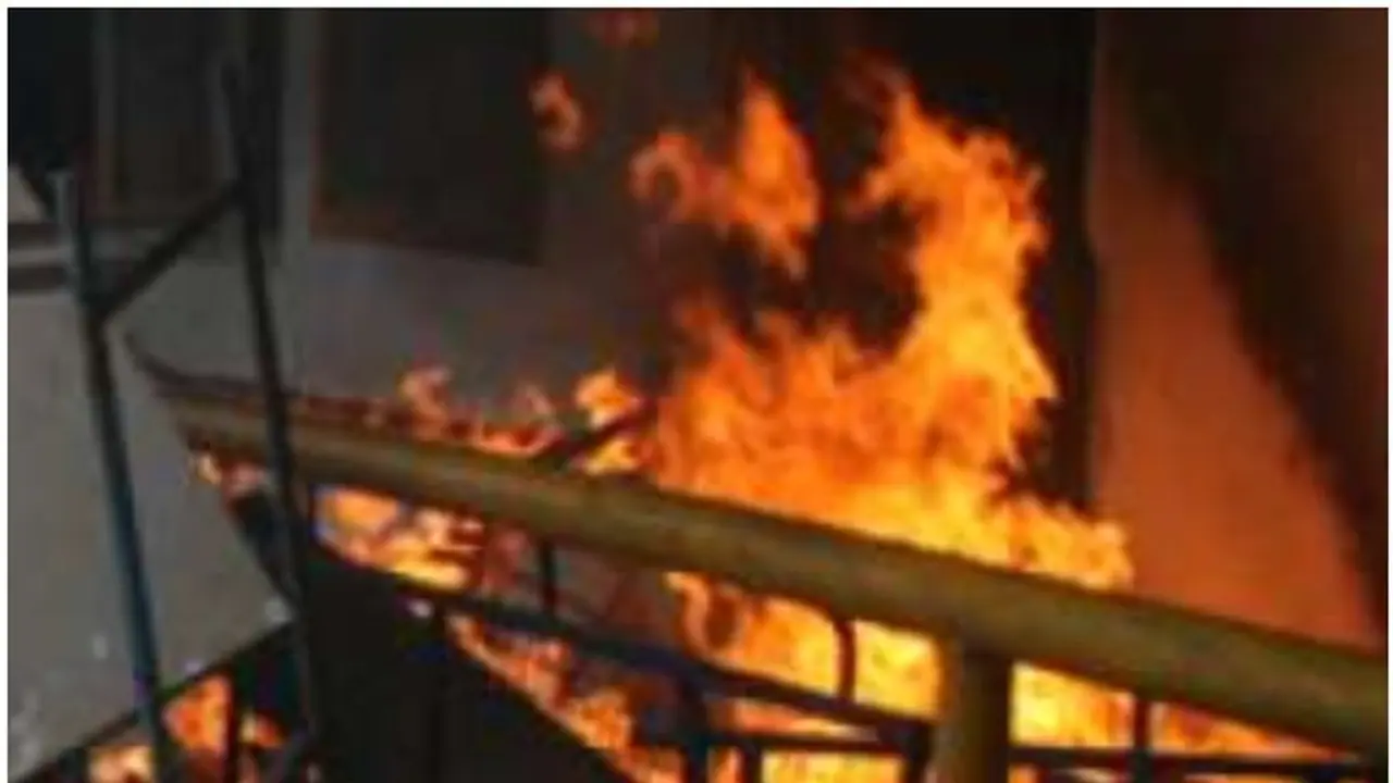 ​ഗ്യാസ് സിലിണ്ടറിൽ നിന്ന് തീ പടർന്ന് 3 പേർക്ക് പൊള്ളലേറ്റു; ആശുപത്രിയിൽ പ്രവേശിപ്പിച്ചു 