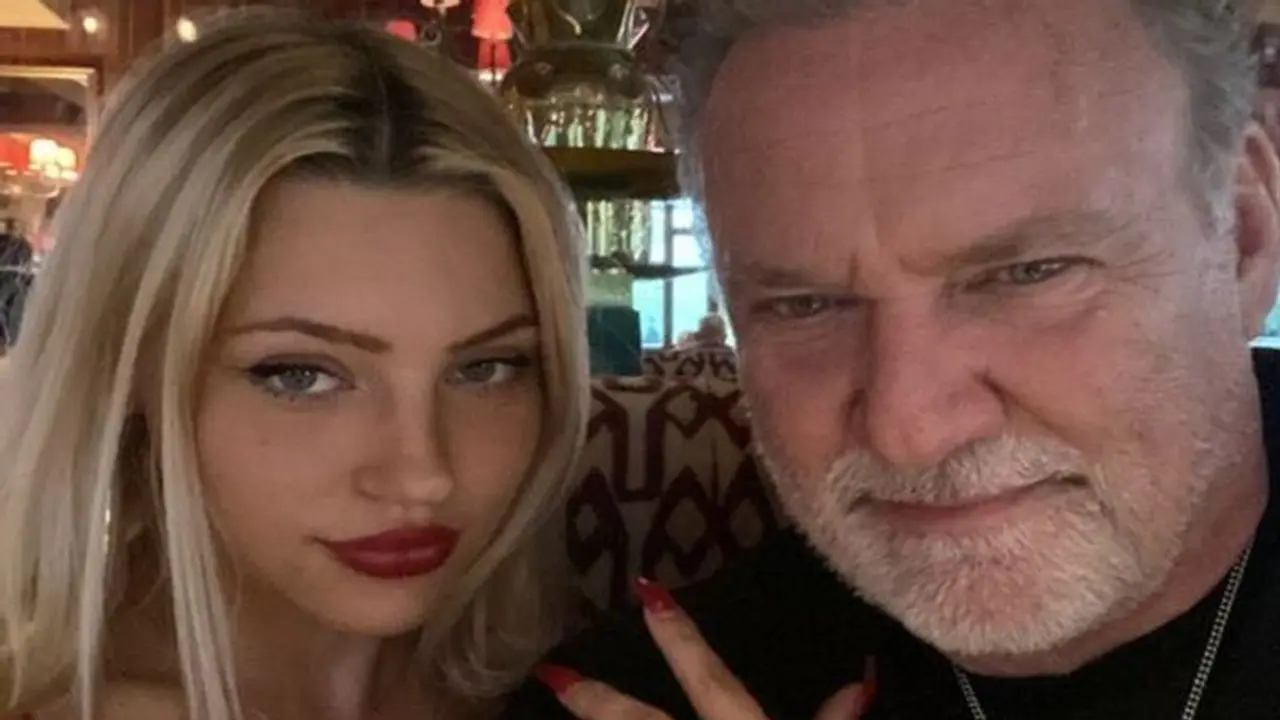 23 साल की मॉडल का 62 के शख्स के लिए धड़का दिल, लोग करते हैं शर्मिंदा करने वाले सवाल 23 साल की मॉडल का 62 के शख्स के लिए धड़का दिल, लोग करते हैं शर्मिंदा करने वाले सवाल