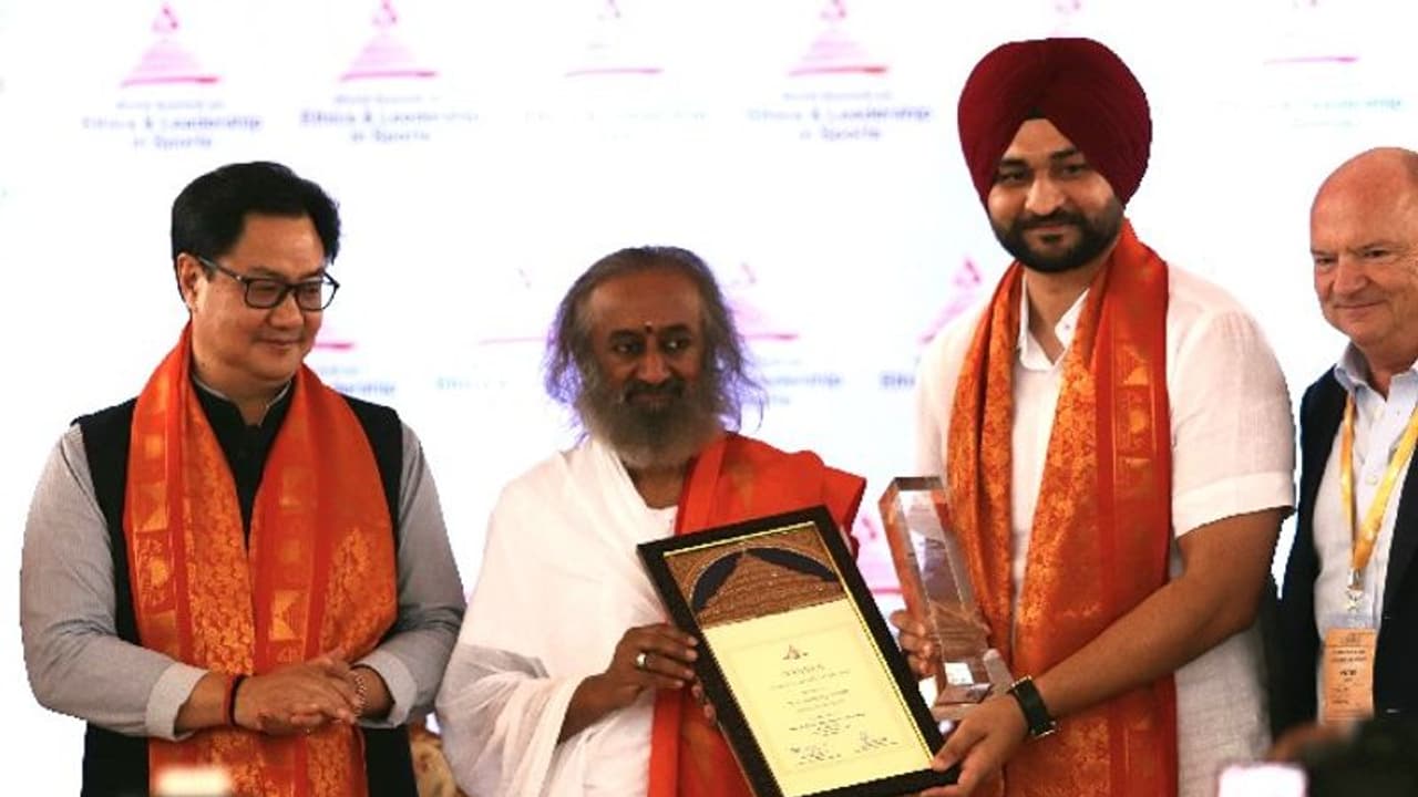 ಕ್ರೀಡೆಗಳನ್ನು ಯುದ್ಧದ ರೀತಿಯಲ್ಲಿ ಬಿಂಬಿಸಲಾಗುತ್ತದೆ: ರವಿಶಂಕರ್ ಗುರೂಜಿ ಬೇಸರ