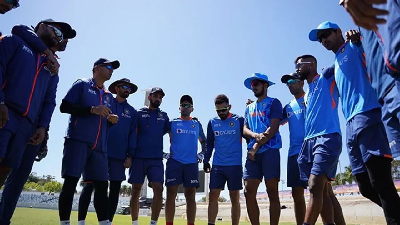 கம்பீர் யுவராஜ் சிங்கை சுட்டிக்காட்டி இளம் வீரருக்கு இந்திய அணியின் ஆடும் லெவனில் இடம் கேட்கும் ரெய்னா கம்பீர் யுவராஜ் சிங்கை சுட்டிக்காட்டி இளம் வீரருக்கு இந்திய அணியின் ஆடும் லெவனில் இடம் கேட்கும் ரெய்னா