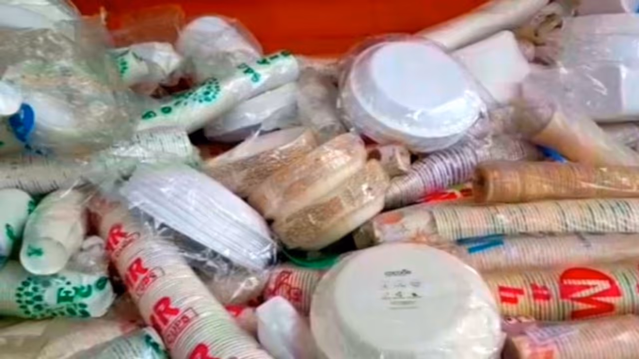 ഹെൽത്ത് സ്ക്വാഡ് പരിശോധന; 50 കിലോഗ്രാം നിരോധിത പ്ലാസ്റ്റിക്കുകൾ പിടികൂടി ഹെൽത്ത് സ്ക്വാഡ് പരിശോധന; 50 കിലോഗ്രാം നിരോധിത പ്ലാസ്റ്റിക്കുകൾ പിടികൂടി