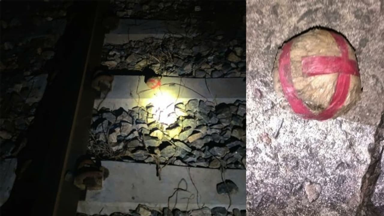 സ്ഫോടക വസ്തുവെന്ന് സംശയം: കണ്ണൂരിൽ ട്രെയിൻ ഗതാഗതം തടസ്സപ്പെട്ടു, പരിശോധിച്ചപ്പോൾ കടലാസ് ബോംബ്? 
