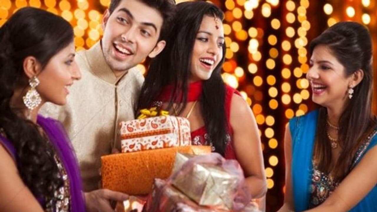 ಈ 4 ವಸ್ತುಗಳನ್ನು ಯಾರಿಗೂ ದೀಪಾವಳಿ ಉಡುಗೊರೆಯಾಗಿ ನೀಡಬೇಡಿ