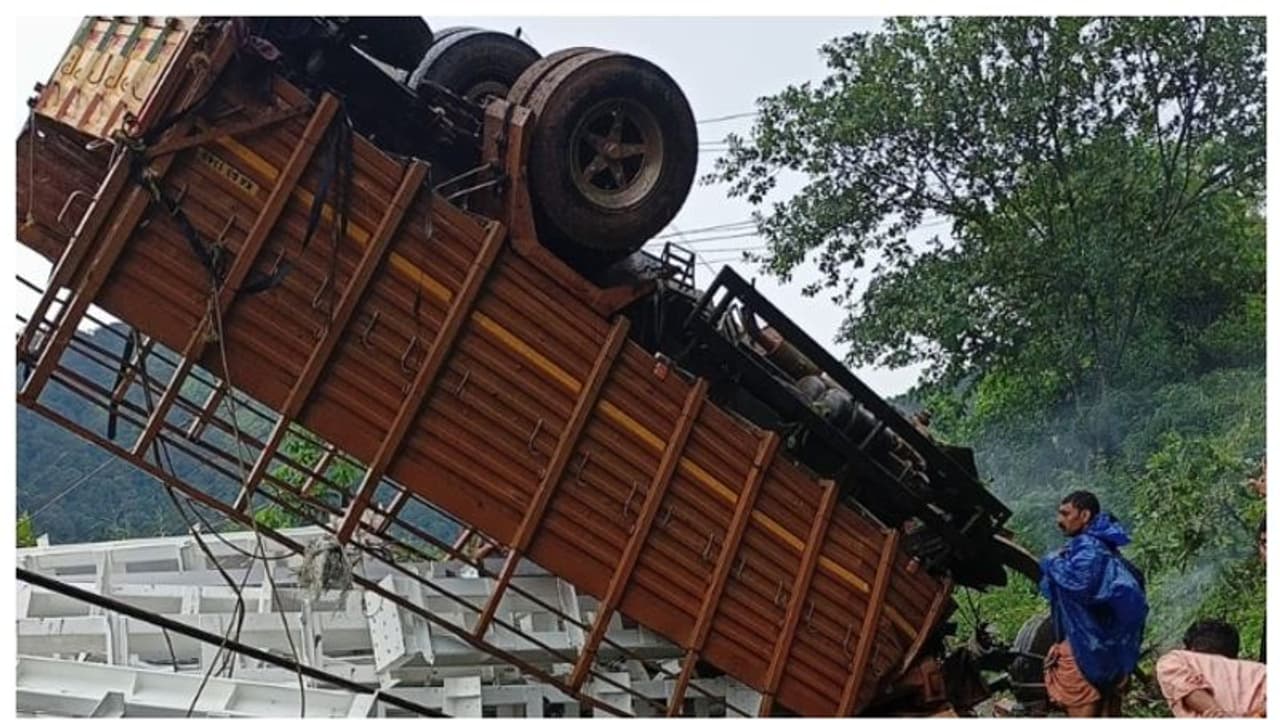 കൊട്ടിയൂർ മാനന്തവാടി ചുരം റോഡിൽ ലോറി മറിഞ്ഞു, ഒരു മരണം, ഡ്രൈവര്‍ക്ക് പരിക്ക്