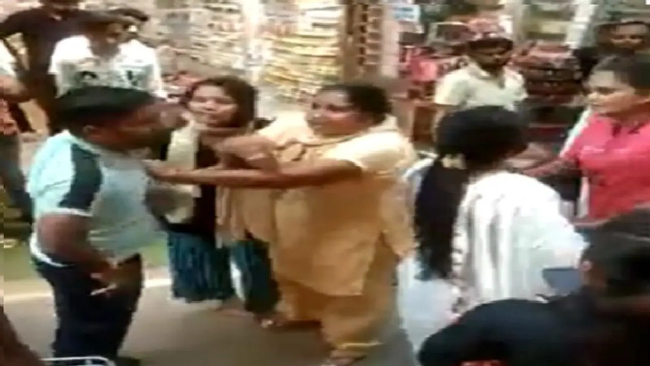 கணவரென்றும் பாராமல் வெளுத்த மனைவி! காதலியுடன் ஷாப்பிங் சென்று சிக்கிக்கொண்டார்: வைரல் வீடியோ