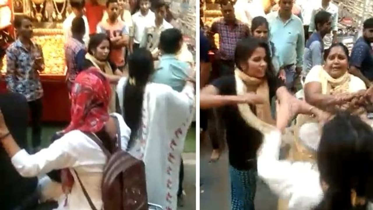 ഭര്ത്താവിനൊപ്പം മറ്റൊരു യുവതി; തെരുവില് വച്ച് കയ്യേറ്റം ചെയ്ത് ഭാര്യ ഭര്ത്താവിനൊപ്പം മറ്റൊരു യുവതി; തെരുവില് വച്ച് കയ്യേറ്റം ചെയ്ത് ഭാര്യ