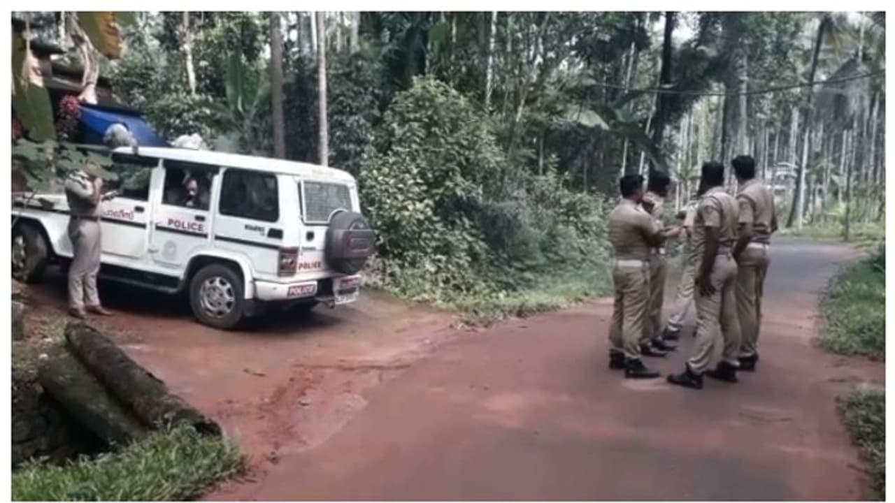 കോഴിക്കോട് ആള്‍ദൈവത്തിന് നേരെ പ്രതിഷേധം,ആശ്രമത്തിലേക്ക് വന്ന വാഹനങ്ങളുടെ ചില്ലടിച്ച് തകര്‍ത്ത് നാട്ടുകാര്‍ 