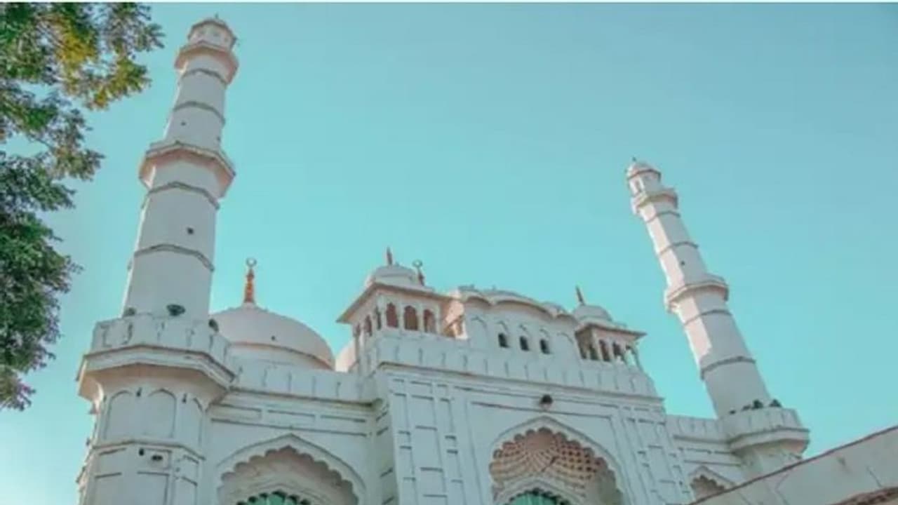 गुरुग्राम: भीड़ ने मस्जिद पर किया हमला, नमाज अदा कर रहे लोगों को पीटने का आरोप, भारी पुलिस बल तैनात गुरुग्राम: भीड़ ने मस्जिद पर किया हमला, नमाज अदा कर रहे लोगों को पीटने का आरोप, भारी पुलिस बल तैनात